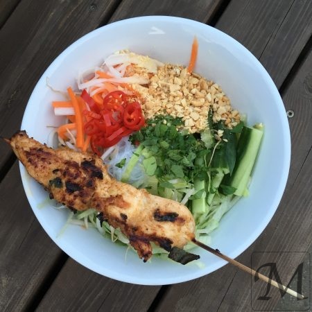 nudelsalat med vietnamesiske kyllingespyd