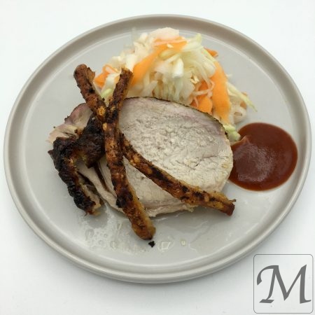 grillet flæskesteg med råsyltede grøntsager