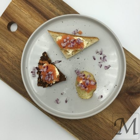 Stenbiderrogn anrettet på toast, ristet rugbrød og chips