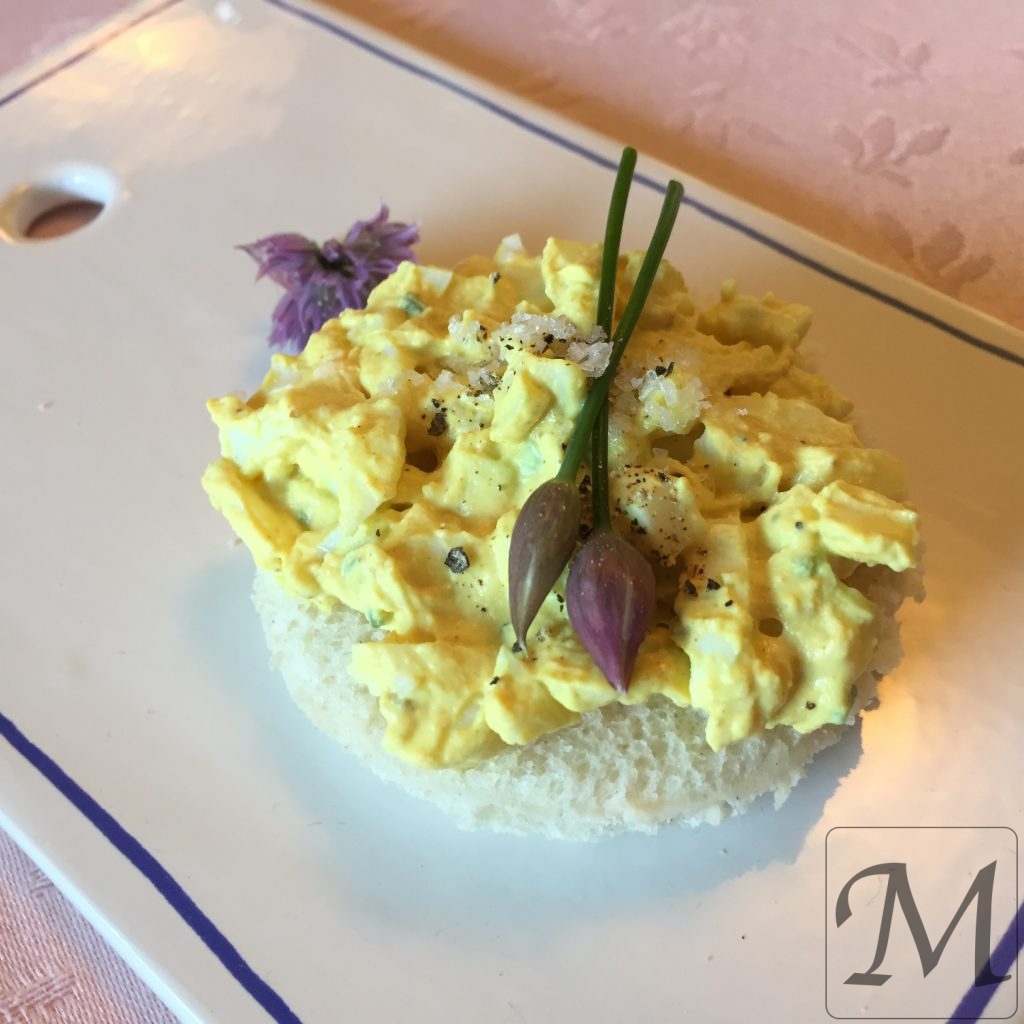 Æggesalat sandwich med purløg