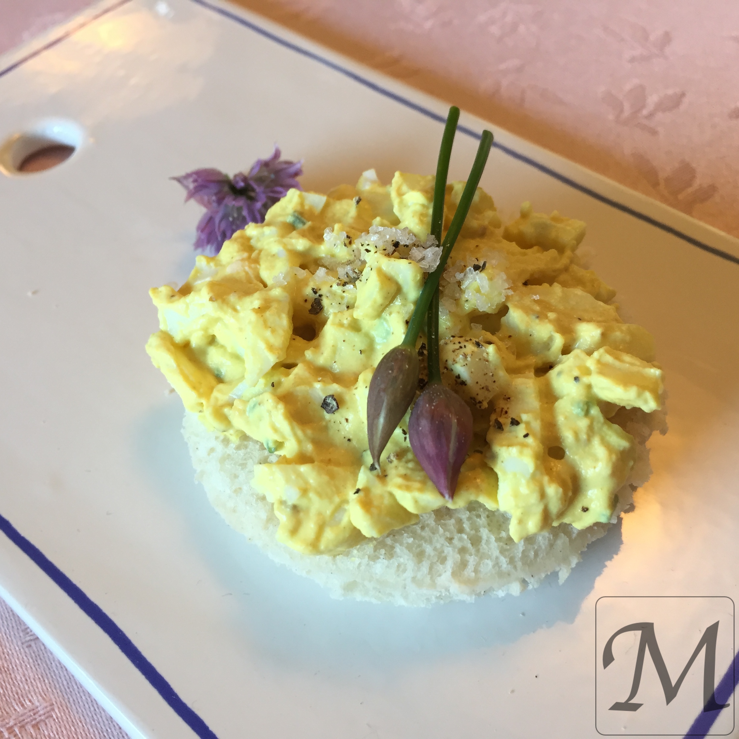 Æggesalat sandwich med purløg