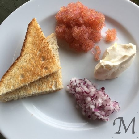 Stenbiderrogn med toast, rødløg og creme fraiche