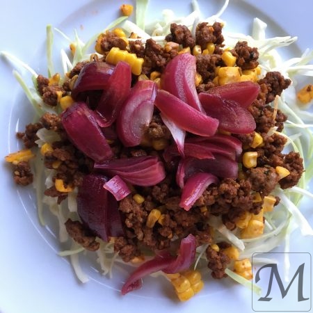 krydret oksekød med syltede løg