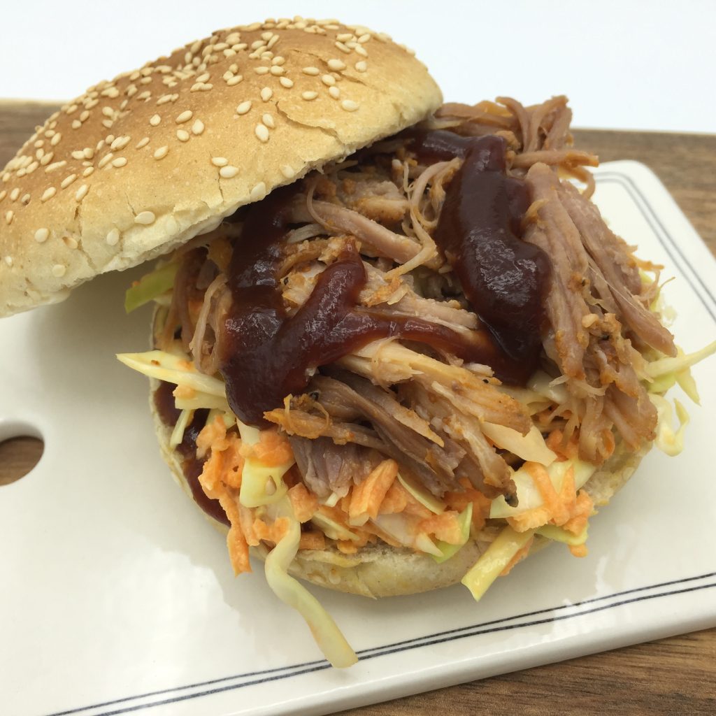 Burger med pulled pork og coleslaw