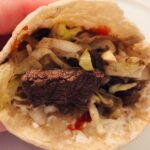 pitabrød med oksekebab og spidskål