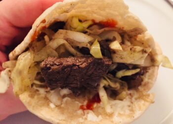 pitabrød med oksekebab og spidskål