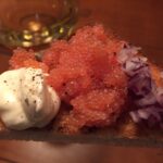 stenbiderrogn på toast med løg og creme fraiche