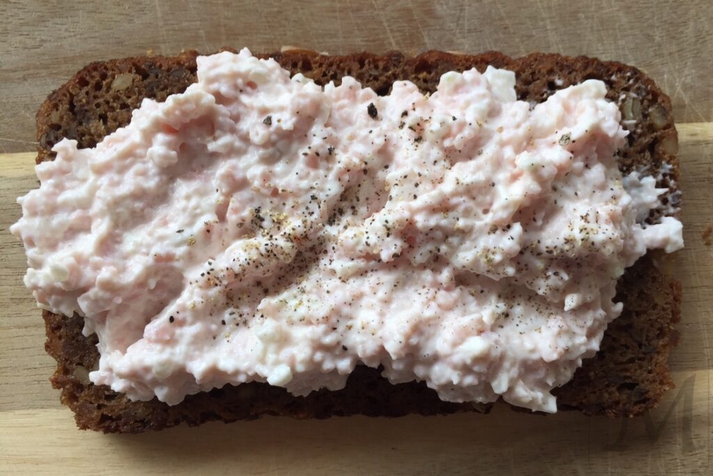 En rugbrødsmad med hjemmelavet skinkesalat