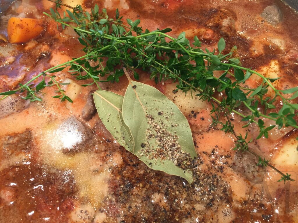 gullasch med laurbærblade, timian og paprika