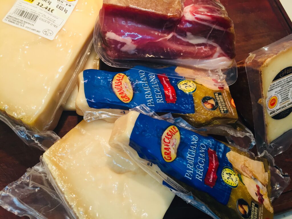 Italienske delikatesser som parmesan og skinke