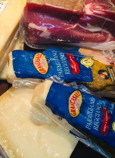 Italienske delikatesser som parmesan og skinke