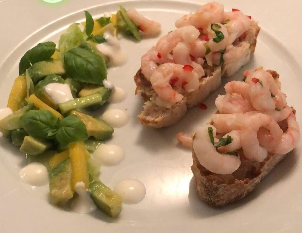 marinerede rejer med avocado, agurk og mango på godt brød
