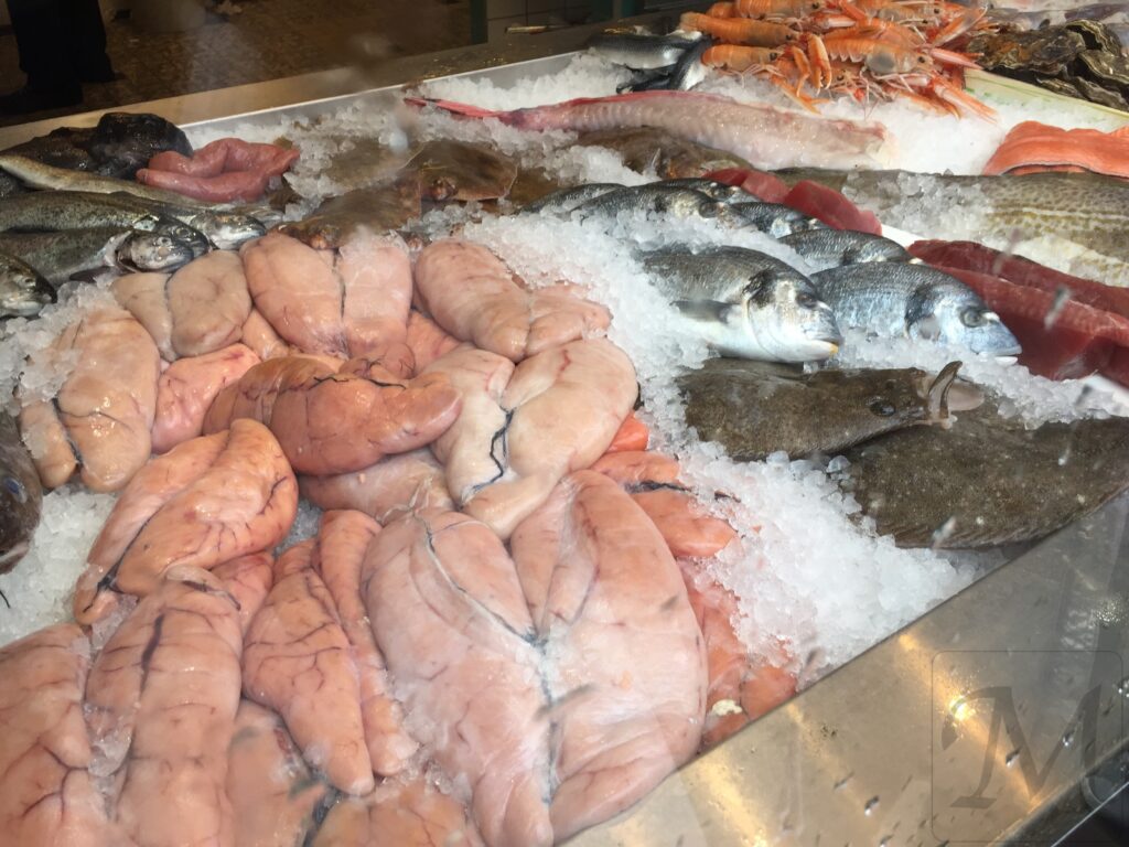 Friske fisk fra fiskeforretningen som torskerogn og stenbiderrogn