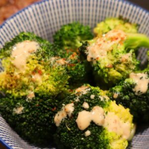 stegt broccoli med goma dressing til hakkebøf